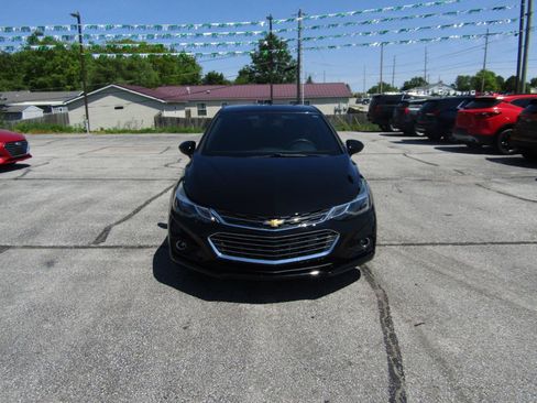 Used 2017 Chevrolet Cruze LT w/ Convenience Package FWD image 2