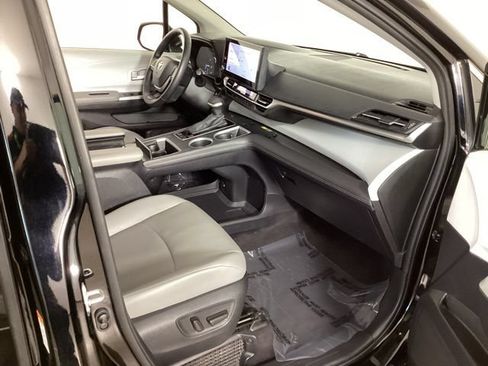 Used 2025 Toyota Sienna XLE FWD image 38