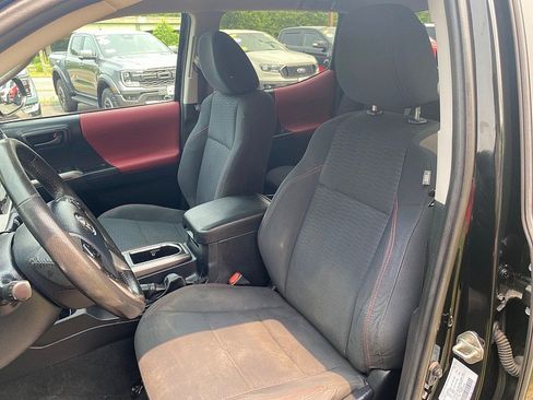 Used 2018 Toyota Tacoma SR5 AWD/4WD image 21