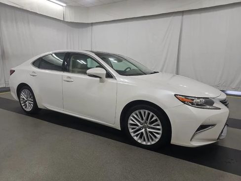 Used 2017 Lexus ES 350 w/ Ultra Luxury Package FWD image 4