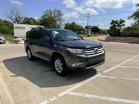 Used 2011 Toyota Highlander SE w/ Tow Pkg image 7