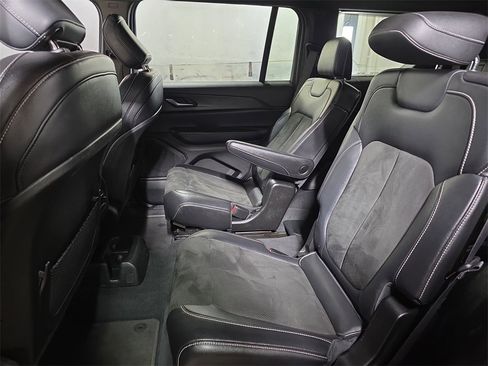 Used 2023 Jeep Grand Cherokee L Laredo image 14