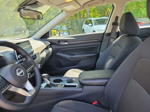 Used 2025 Nissan Altima 2.5 SV FWD image 10