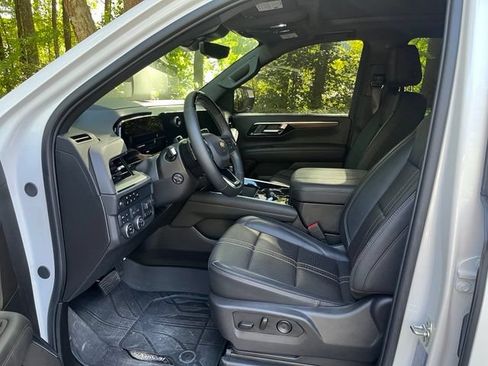 Used 2025 Chevrolet Suburban High Country AWD/4WD image 5