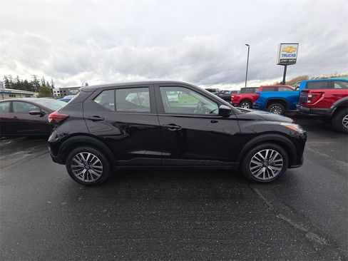 Used 2024 Nissan Kicks SV image 3