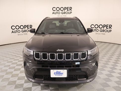 Used 2025 Jeep Compass Latitude w/ Sun & Sound Group AWD/4WD image 9