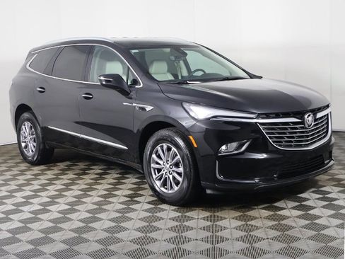 Used 2023 Buick Enclave Essence AWD/4WD image 2