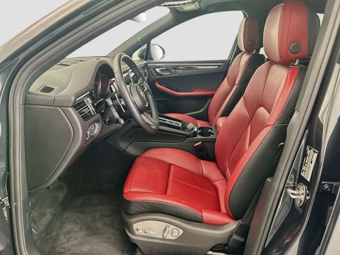 Certified 2025 Porsche Macan AWD/4WD image 5