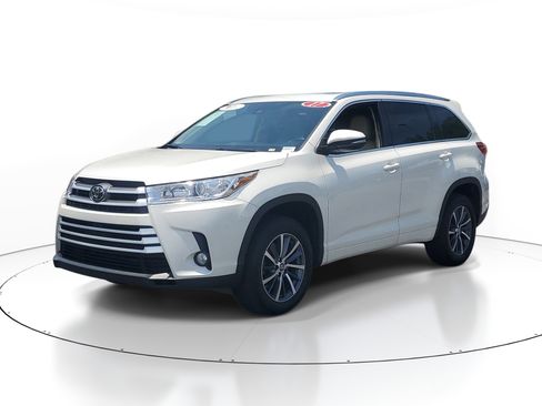 Certified 2017 Toyota Highlander XLE FWD image 3