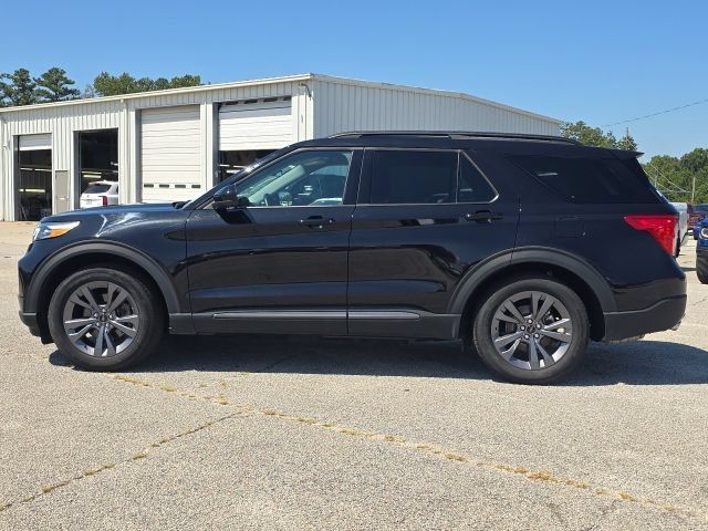 Used 2024 Ford Explorer XLT w/ Equipment Group 202A RWD image 2