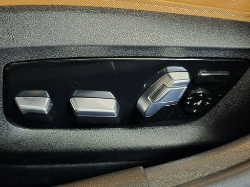 Used 2021 BMW M550i xDrive w/ Executive Package image 18