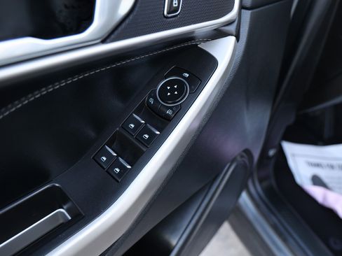 Used 2023 Ford Explorer XLT image 39