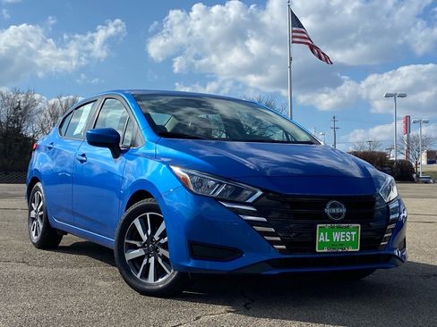 Used 2023 Nissan Versa SV image 2