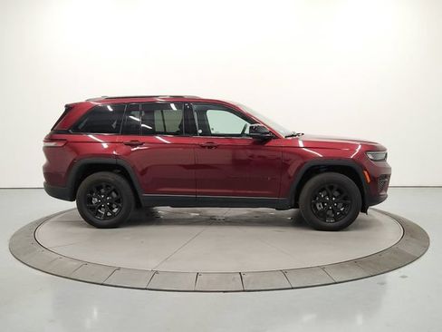 Used 2025 Jeep Grand Cherokee Altitude AWD/4WD image 9