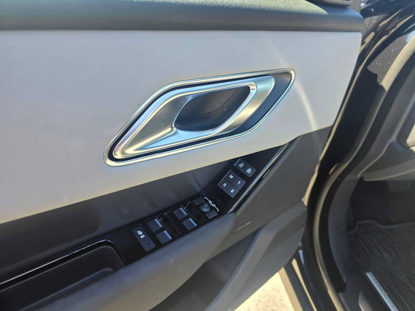Used 2026 Land Rover Range Rover Velar S AWD/4WD image 23