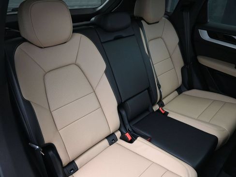 Certified 2025 Porsche Cayenne E-Hybrid w/ Premium Package Plus AWD/4WD image 30