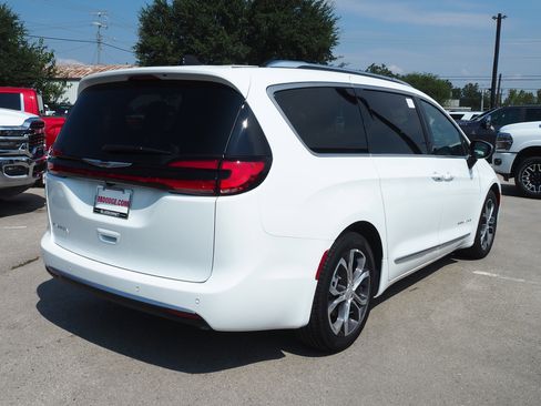 New 2026 Chrysler Pacifica Pinnacle image 6