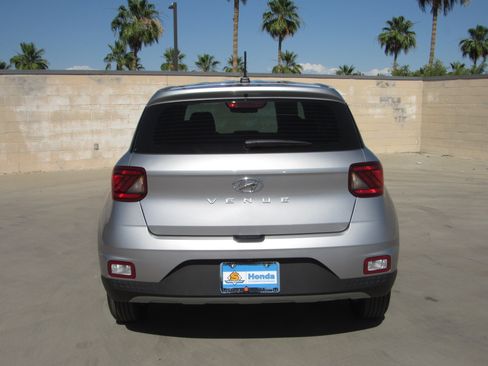 Used 2025 Hyundai Venue SE FWD image 7
