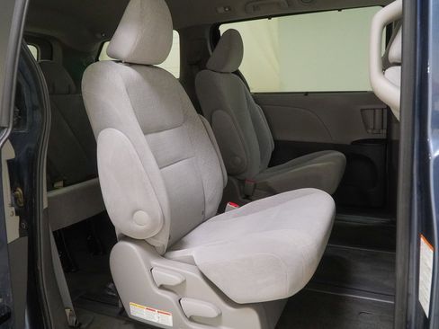 Used 2017 Toyota Sienna LE image 42