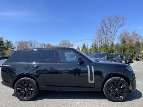 Used 2023 Land Rover Range Rover SE image 4