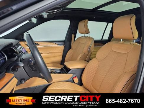 Used 2023 Jeep Grand Cherokee L Summit AWD/4WD image 10