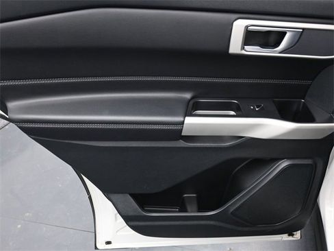 Used 2022 Ford Explorer XLT w/ Equipment Group 202A image 19