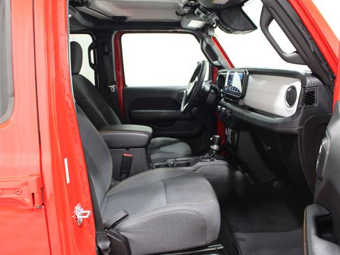 Used 2025 Jeep Wrangler Unlimited Sahara AWD/4WD image 24
