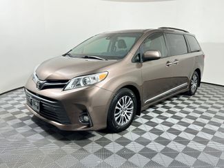 Used 2019 Toyota Sienna XLE image 1
