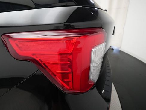 Used 2023 Ford Explorer XLT AWD/4WD image 32