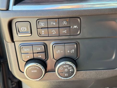 Used 2025 Chevrolet Suburban Z71 image 19