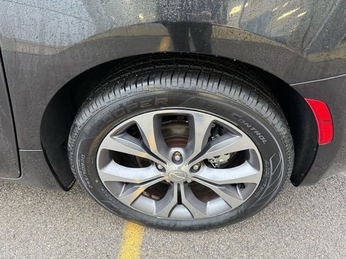 Used 2017 Chrysler Pacifica Limited image 48