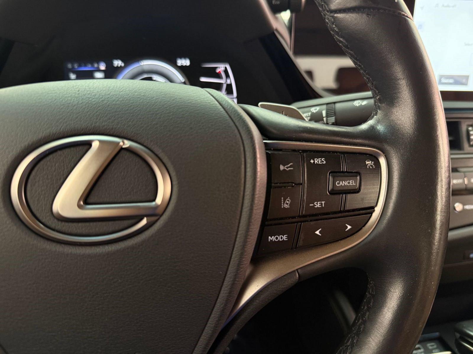 Used 2025 Lexus ES 300h w/ Premium Package FWD image 14