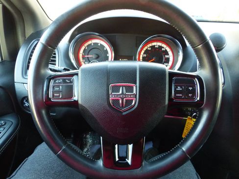 Used 2016 Dodge Grand Caravan SXT image 24