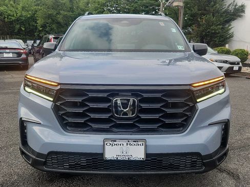 Used 2023 Honda Pilot Sport image 2