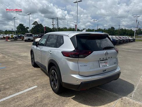 Used 2024 Nissan Rogue SV FWD image 5