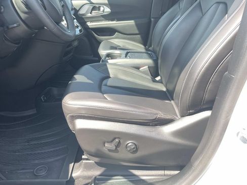 Used 2023 Chrysler Pacifica Touring-L w/ S Appearance Package FWD image 18