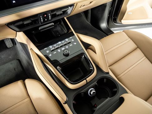 Certified 2024 Porsche Cayenne Coupe image 18