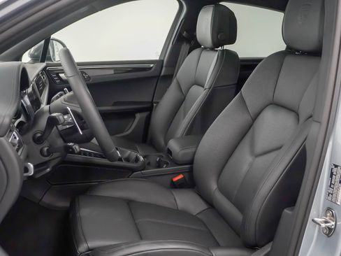 Certified 2025 Porsche Macan Turbo image 5