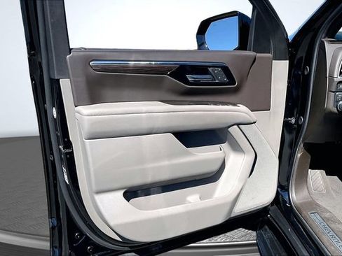 Used 2025 Chevrolet Suburban LT AWD/4WD image 19