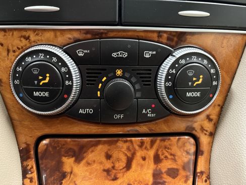 Used 2011 Mercedes-Benz SL 550 image 23