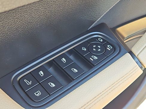 Certified 2025 Porsche Cayenne E-Hybrid AWD/4WD image 33