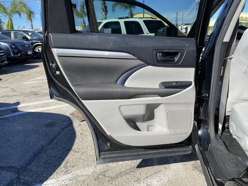 Used 2018 Toyota Highlander LE w/ Carpet Mat Package (TMS) image 20