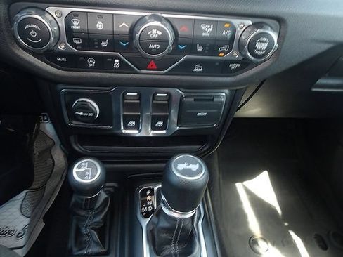 Used 2025 Jeep Wrangler Sport AWD/4WD image 19