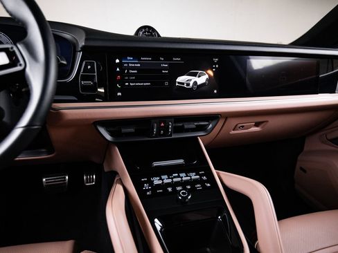Certified 2024 Porsche Cayenne Turbo AWD/4WD image 20