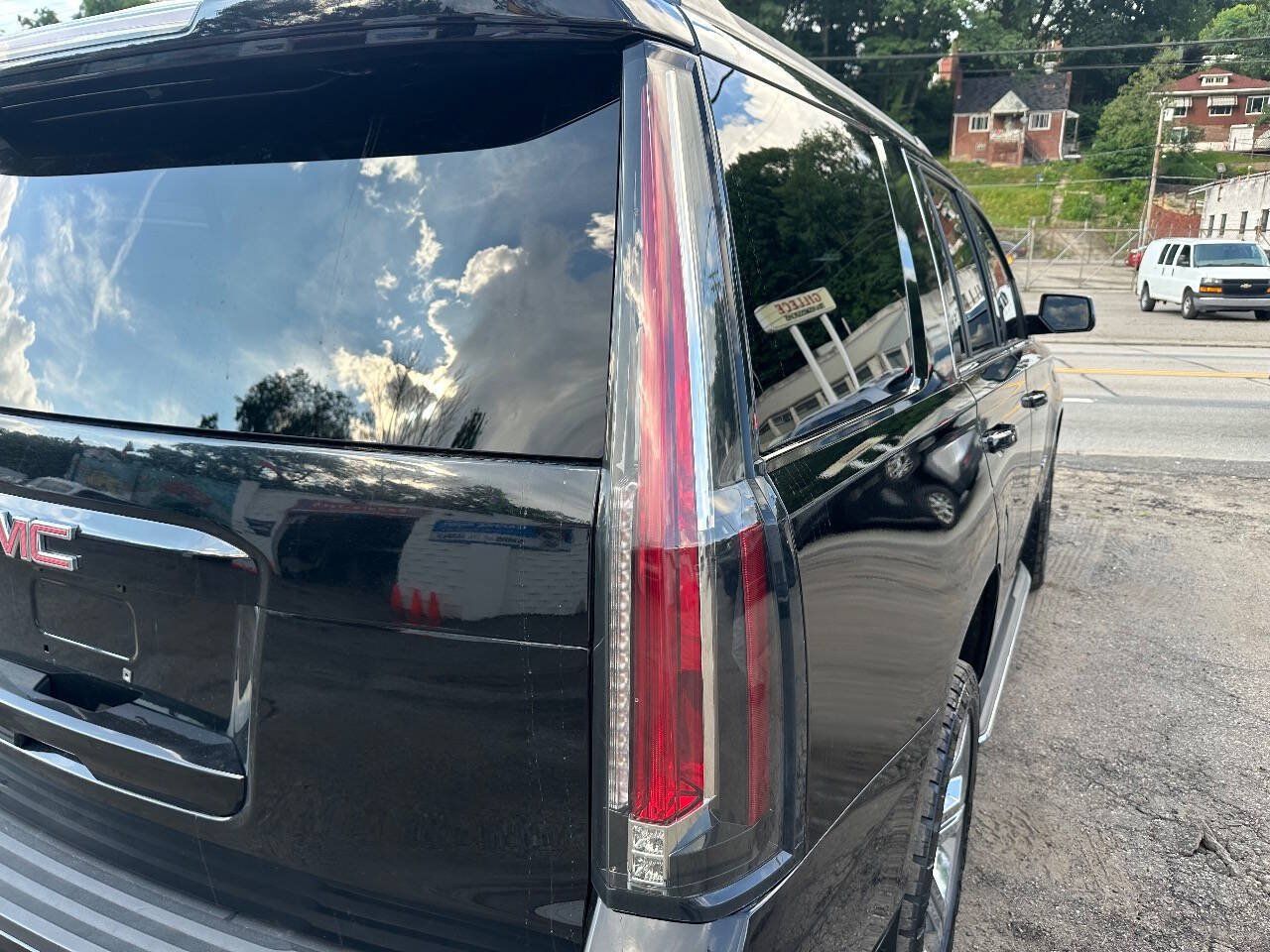 Used 2016 GMC Yukon SLT w/ Open Road Package AWD/4WD image 4