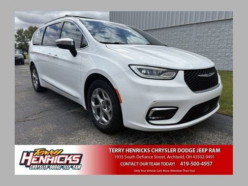 Used 2023 Chrysler Pacifica Limited FWD image 1