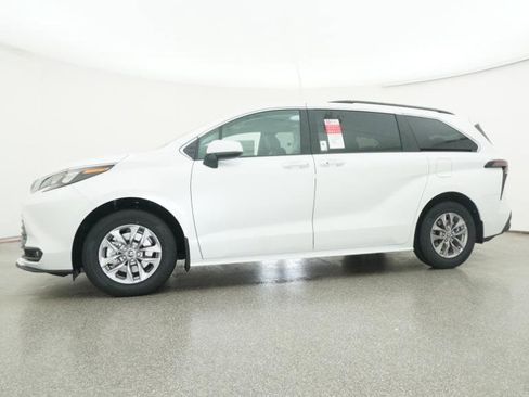 New 2026 Toyota Sienna XLE image 51