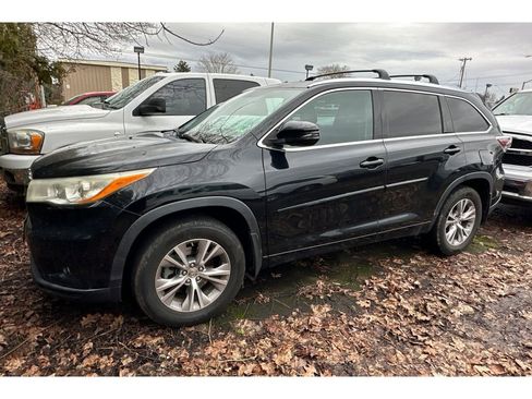 Used 2014 Toyota Highlander XLE image 2