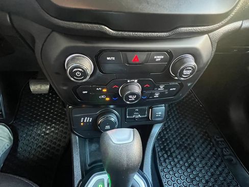Used 2020 Jeep Renegade Latitude w/ Cold Weather Group AWD/4WD image 23
