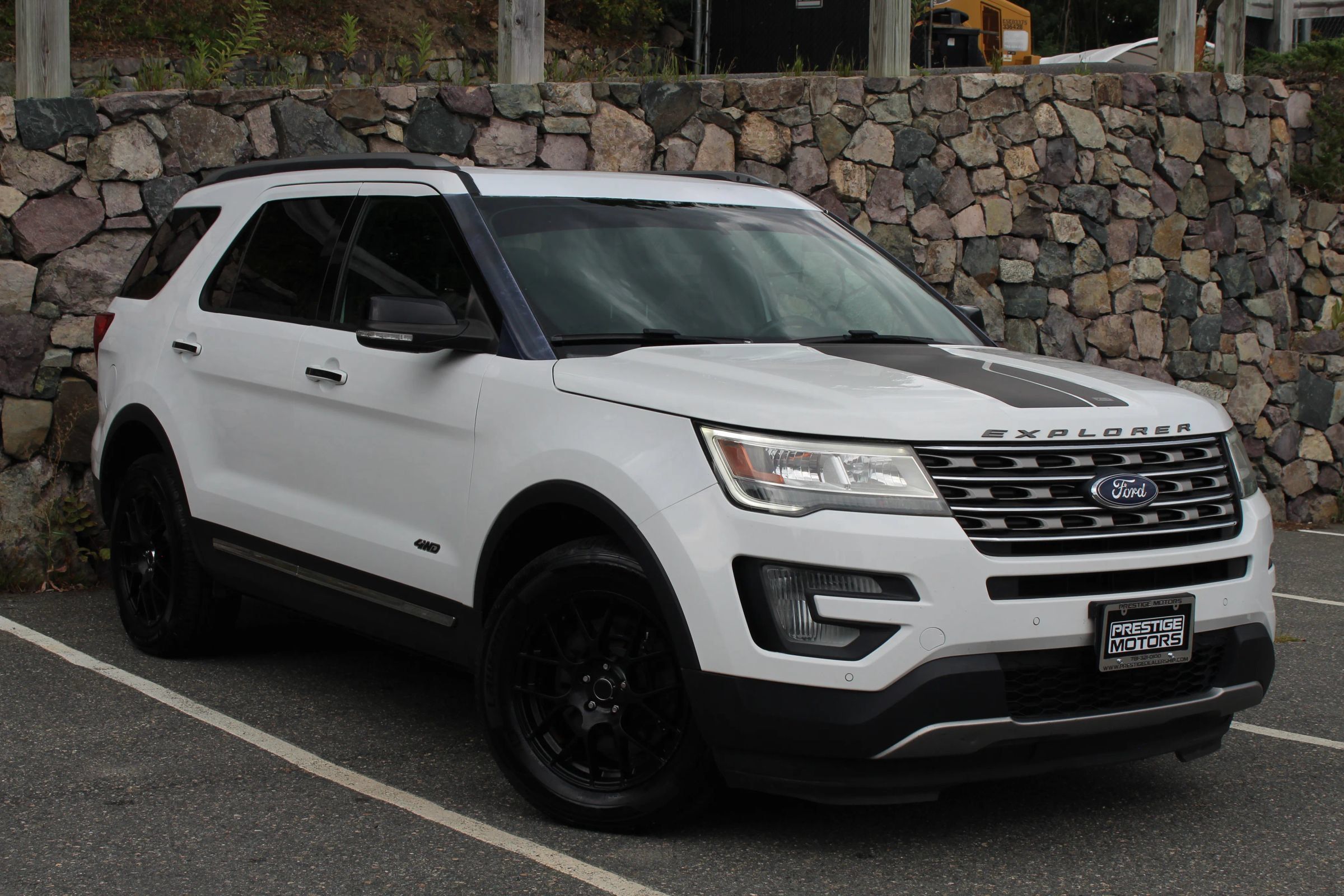 Used 2017 Ford Explorer XLT w/ Equipment Group 202A AWD/4WD image 4